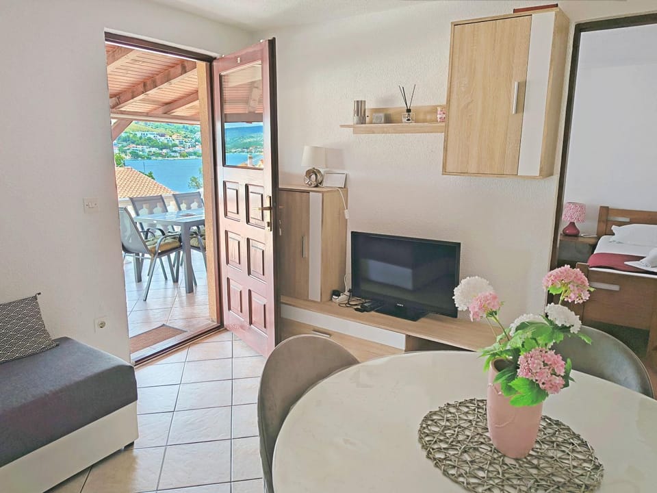 TV and multimedia, Balcony/Terrace, Dining area, Sea view