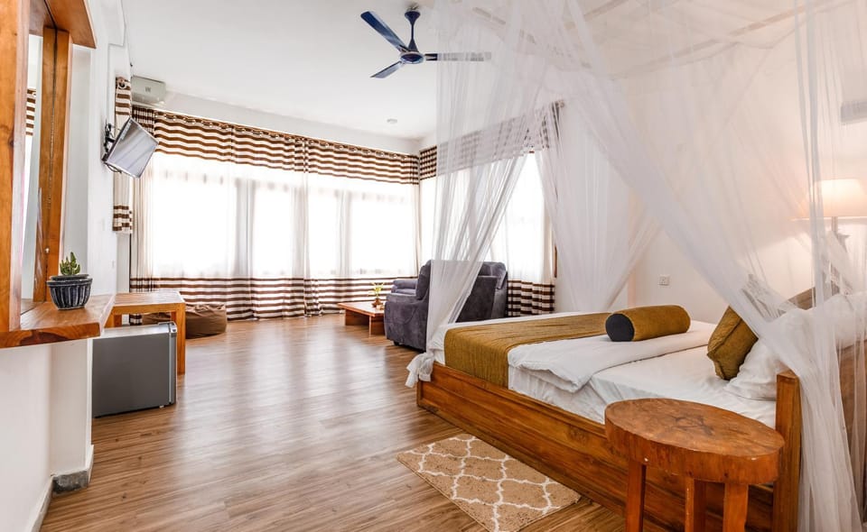 Bed, Living room, Photo of the whole room, Seating area, Bedroom, fireplace