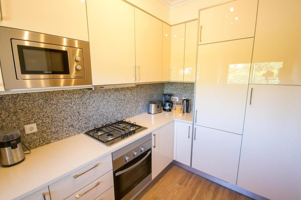 Coffee/tea facilities, Kitchen or kitchenette, dishwasher, oven, stove, toaster