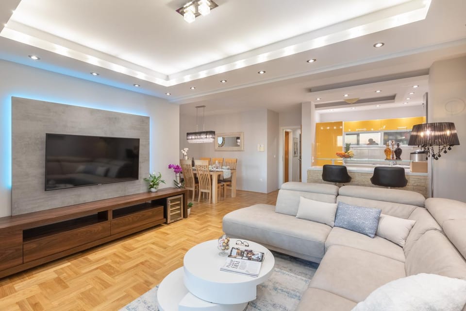 Communal lounge/ TV room, Living room, Seating area