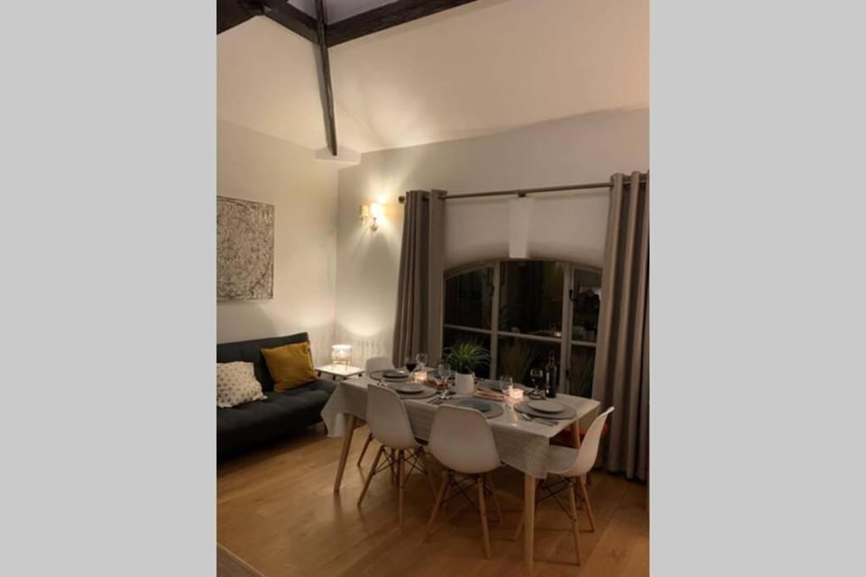 Restaurant/places to eat, Dining area