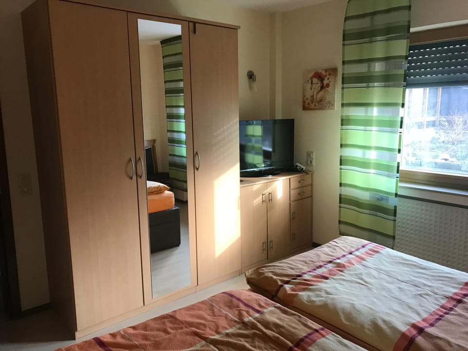 Bed, TV and multimedia, Photo of the whole room, Bedroom