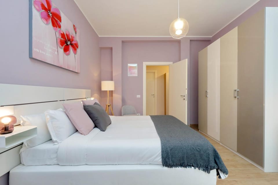 Elegant 3-Bed Apartment 10' Termini Wi-Fi AC Apartment in Rome
