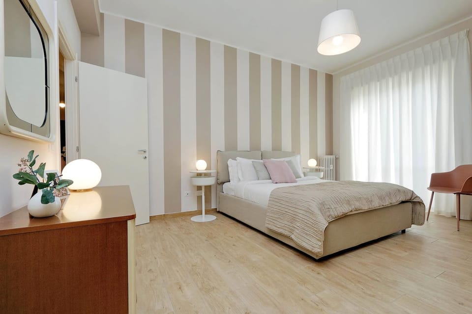 Elegant 3-Bed Apartment 10' Termini Wi-Fi AC Apartment in Rome