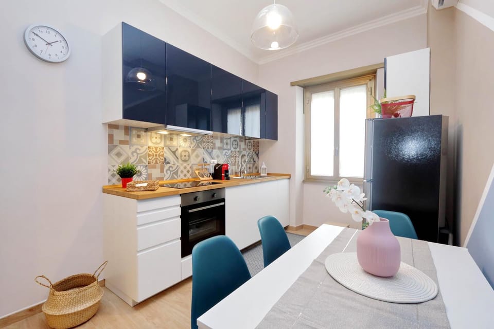 Elegant 3-Bed Apartment 10' Termini Wi-Fi AC Apartment in Rome