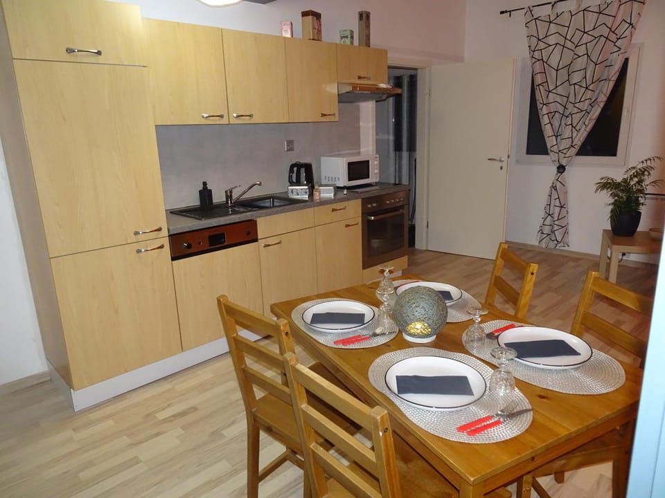 Kitchen or kitchenette, Dining area, Communal kitchen