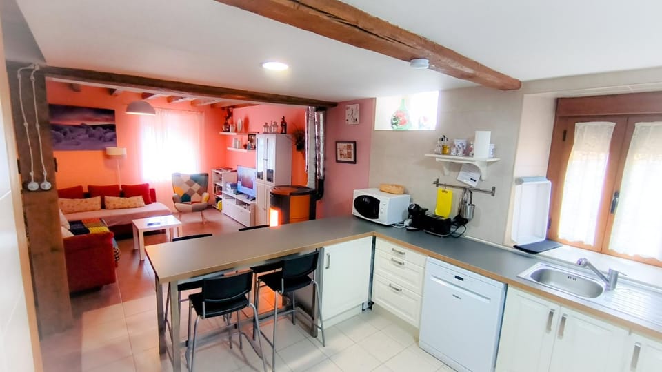 Coffee/tea facilities, Kitchen or kitchenette, Living room, Seating area, Dining area, dishwasher, oven, stove, toaster