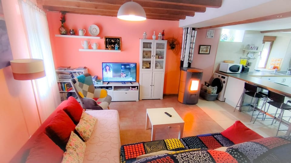 Communal lounge/ TV room, Living room, Seating area, Dining area, stove