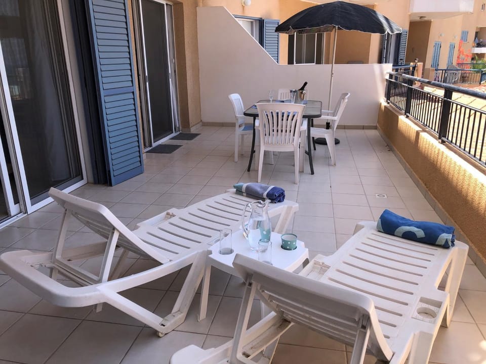 Patio, Dining area, sunbed
