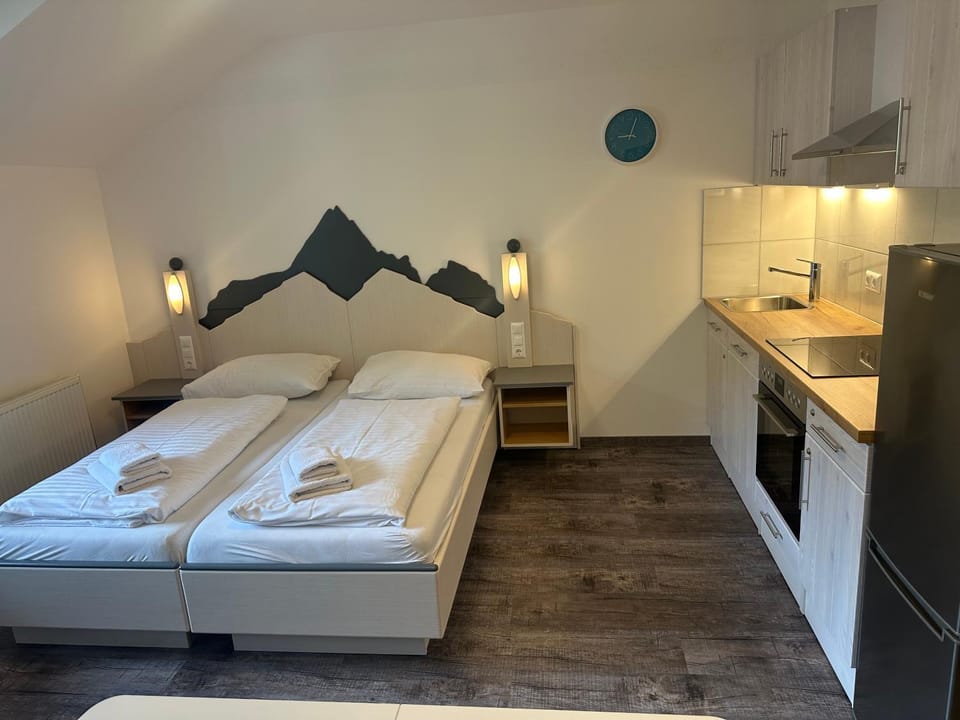 Bed, Kitchen or kitchenette, Photo of the whole room, Bedroom