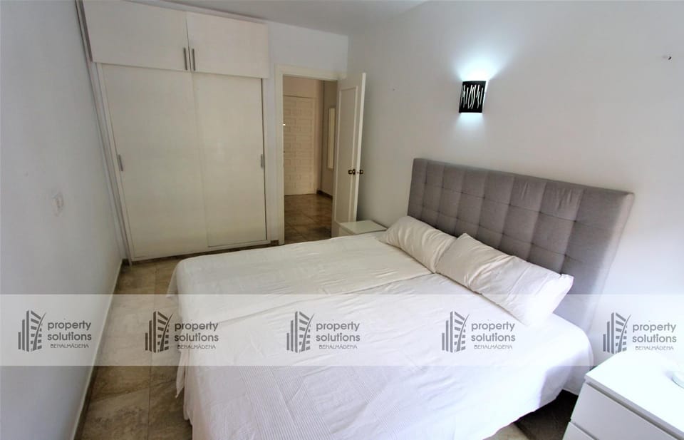 Photo of the whole room, Bedroom, wardrobe