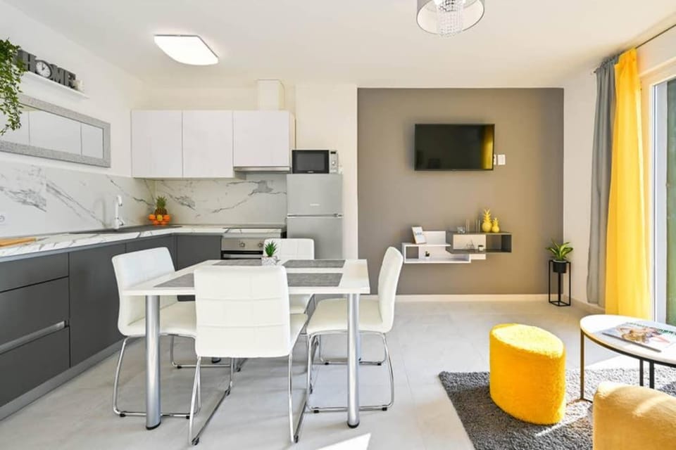 Apartment Noemi with a direct beach view Apartment in Istria County