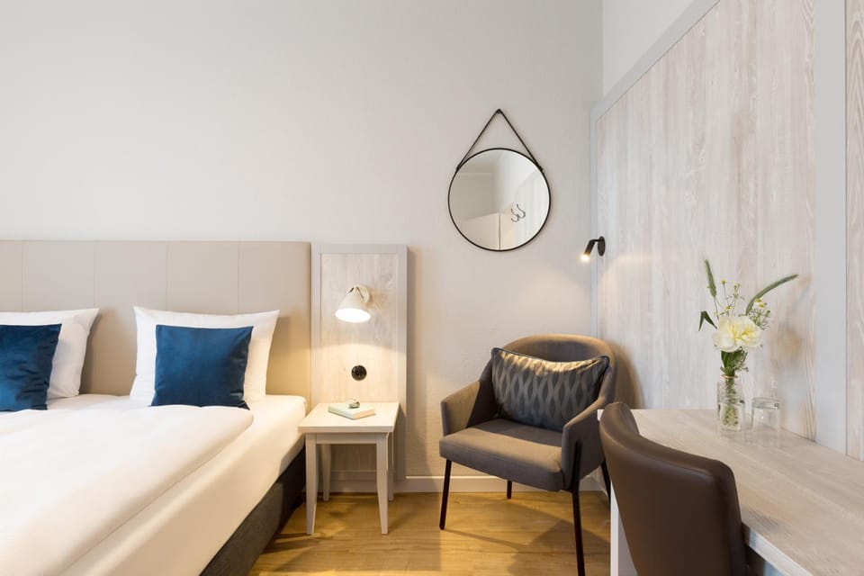 Bed, Photo of the whole room, Seating area, Bedroom