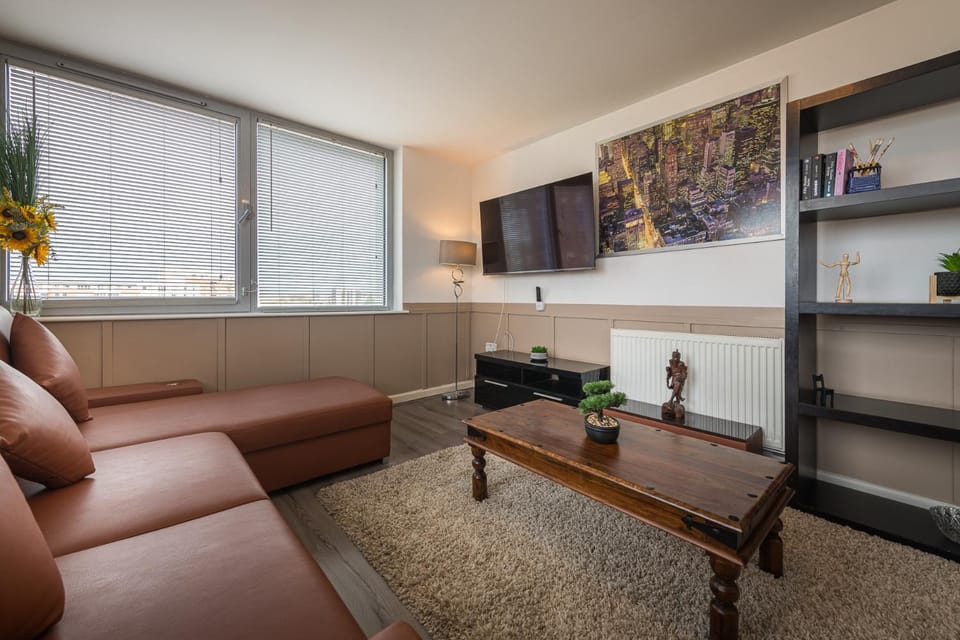 TV and multimedia, Living room, Seating area, Evening entertainment