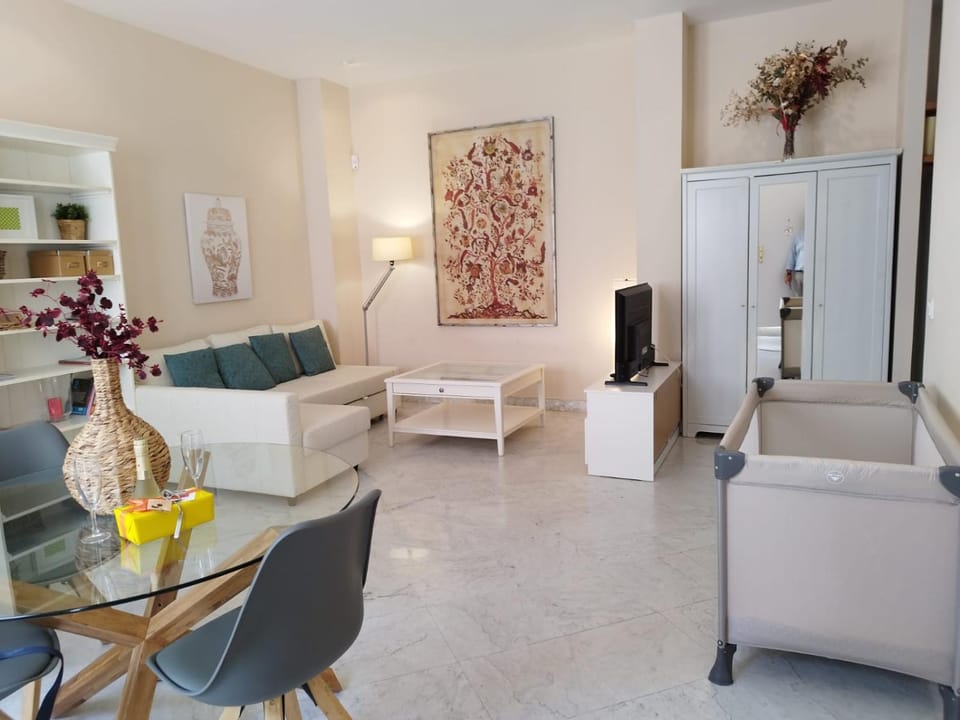 Communal lounge/ TV room, Living room, cot