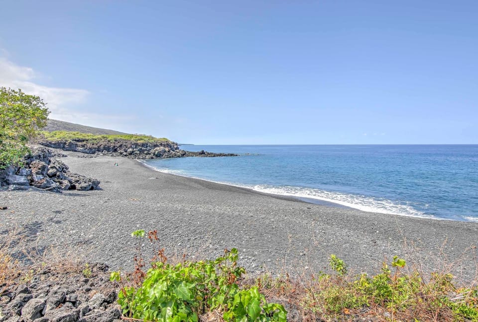 Walk to Beach! Big Island Bungalow w/ Ocean View House in South Kona