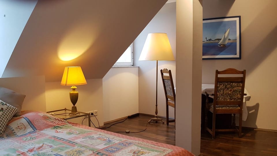 Penthouse Zimmer mit Bad EM2024 Hospitality Package Bed and Breakfast in Oberursel