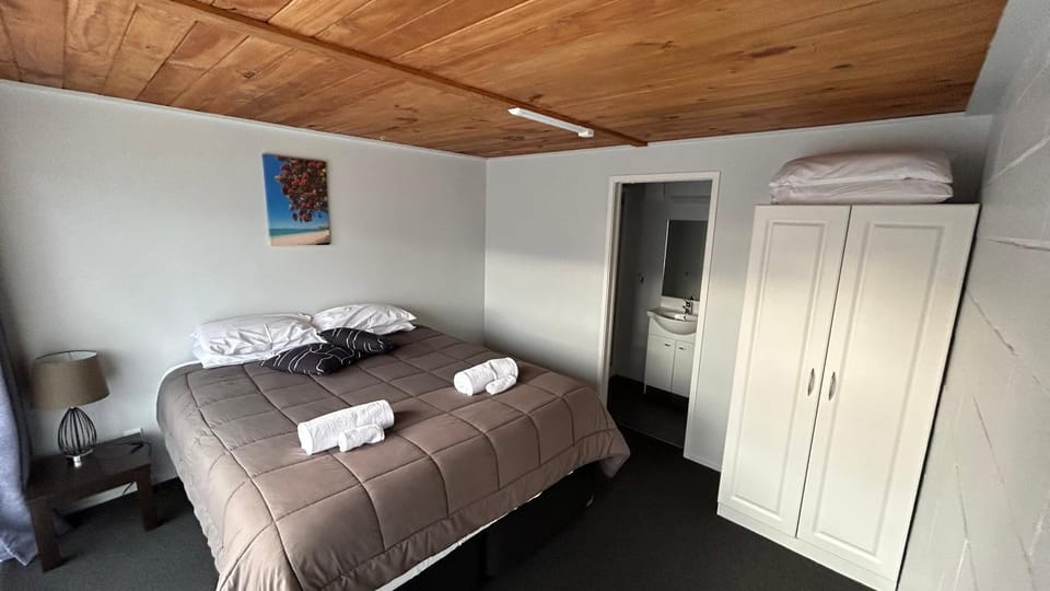 Bed, Bedroom, towels, wardrobe