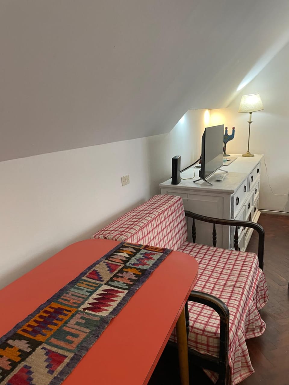 Photo of the whole room, Dining area