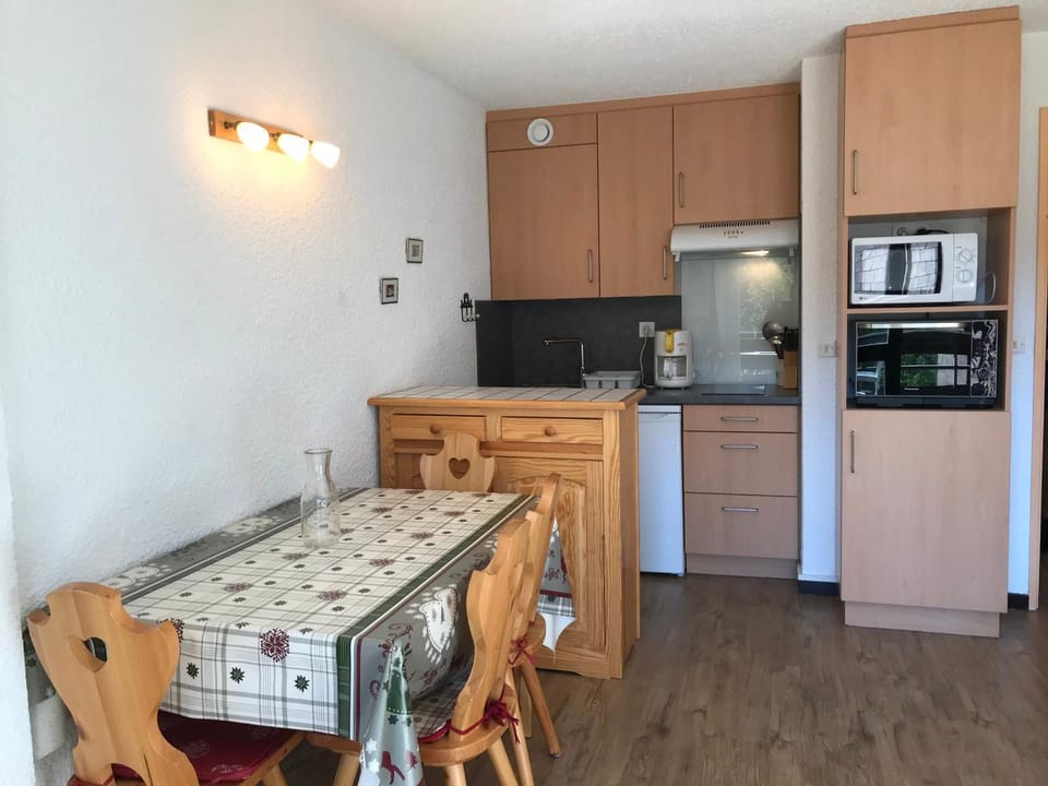 Studio cabine 25m² au pied des pistes à Corrençon - Balcon sud - FR-1-515-70 Cabin in Provence-Alpes-Côte d'Azur