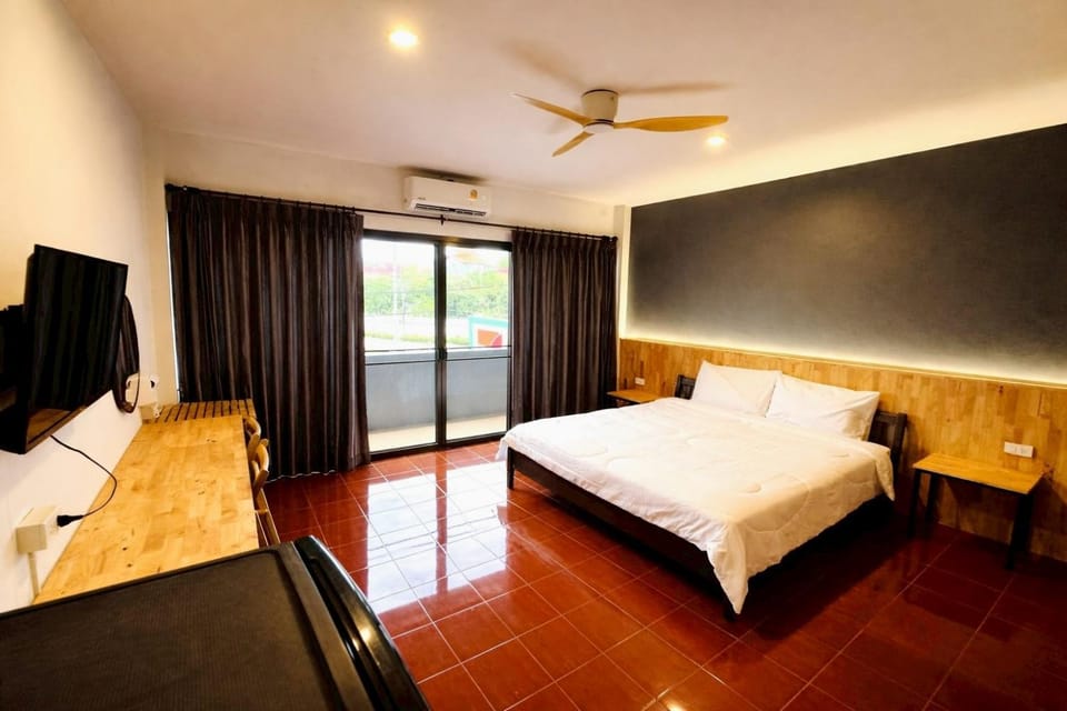 Bed, Photo of the whole room, Seating area, Bedroom