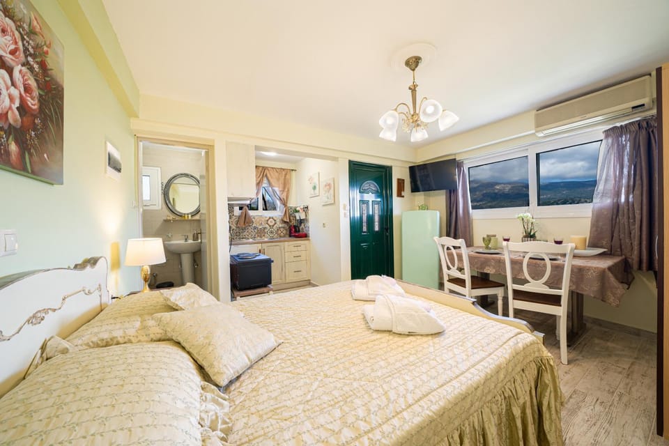 Kitchen or kitchenette, Dining area, Bedroom