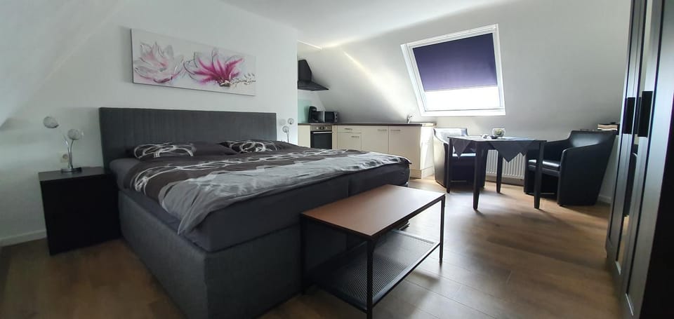 Bed, Living room, Photo of the whole room, Seating area, Dining area, Bedroom