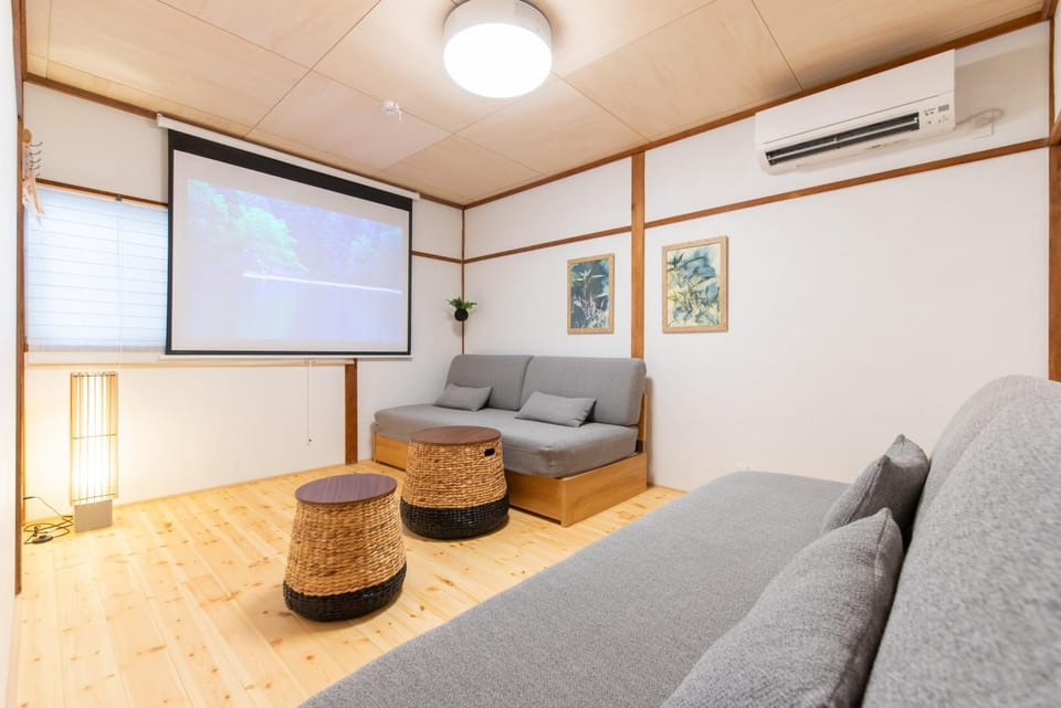 Day, TV and multimedia, Living room, Seating area, air conditioner