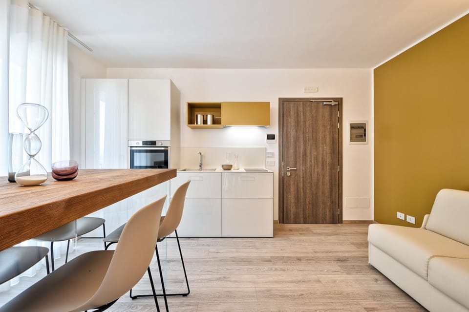 Kitchen or kitchenette, Living room, Seating area, Dining area, minibar, pet friendly