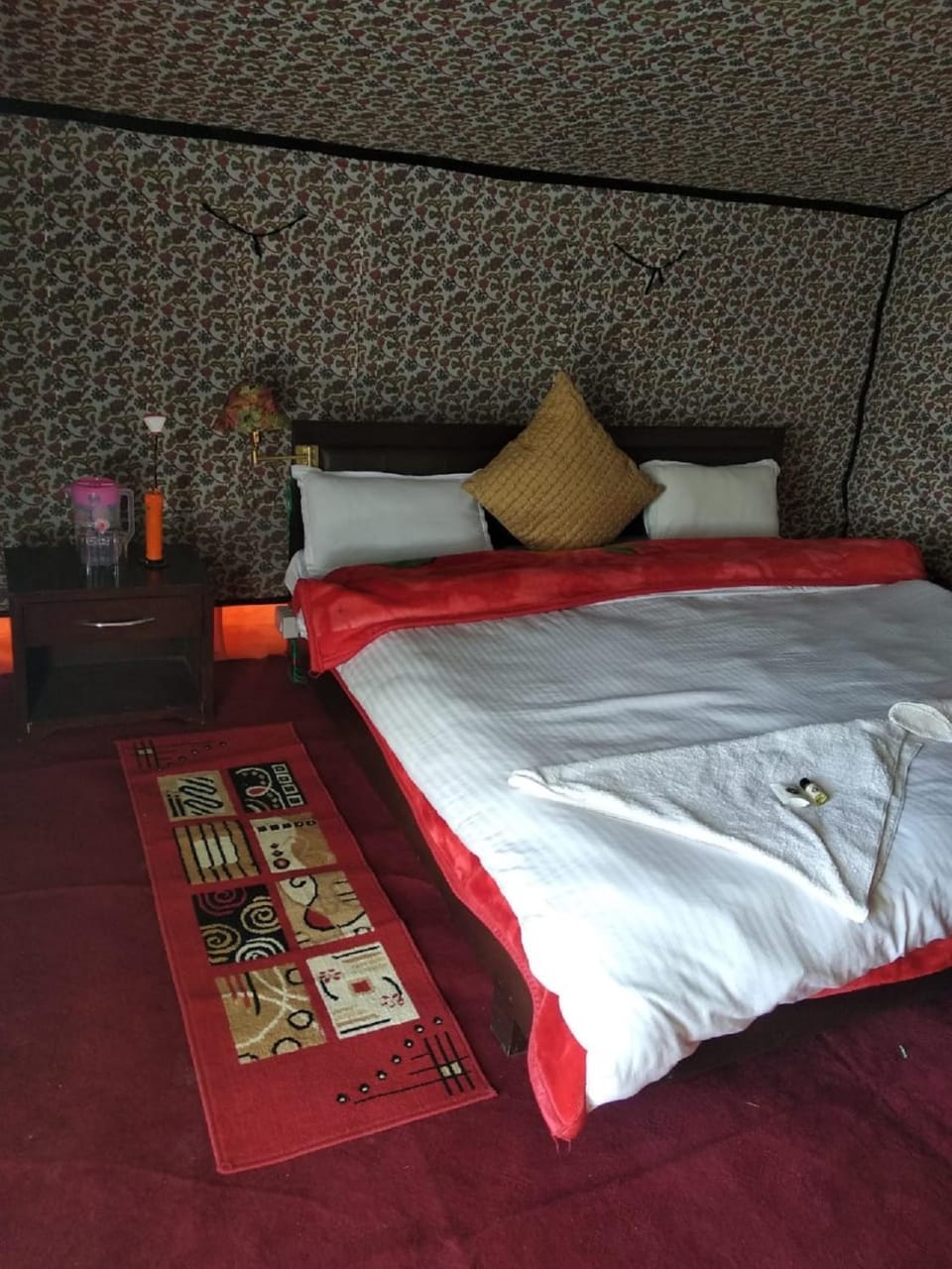 Bed, Bedroom, towels