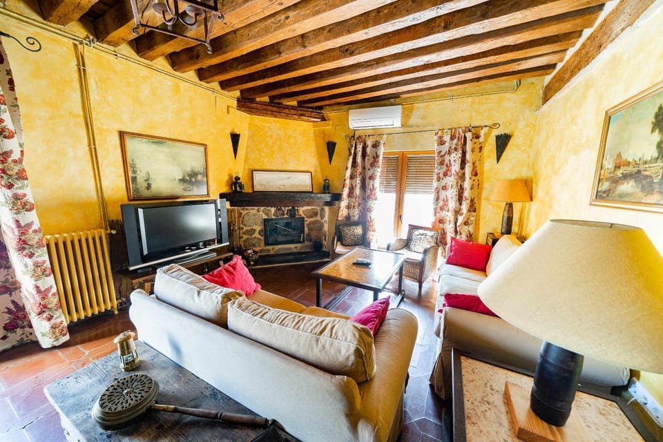 TV and multimedia, Living room, Seating area, Evening entertainment