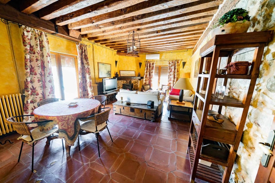 Living room, Photo of the whole room, Seating area, Dining area