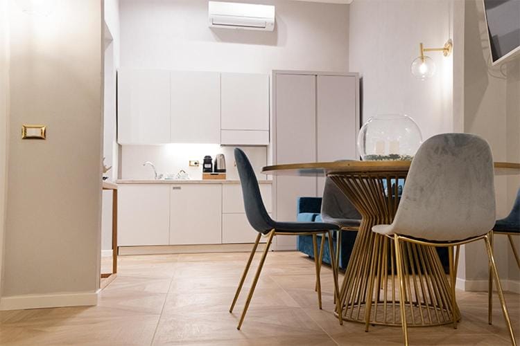 Kitchen or kitchenette, Living room, Seating area, Dining area