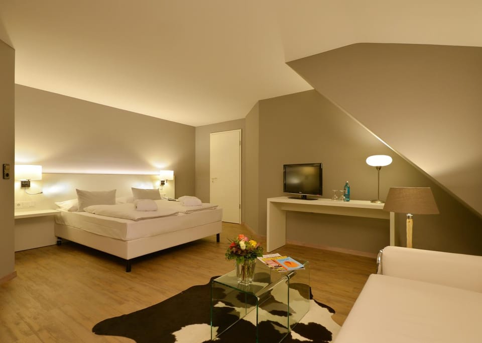 Photo of the whole room, Seating area