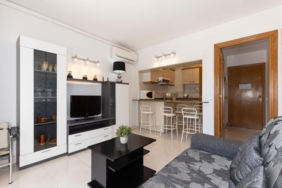 TV and multimedia, Living room, Dining area, air conditioner