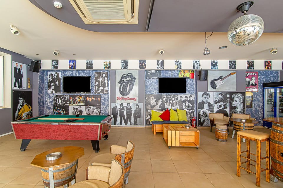 Billiard, Lounge or bar