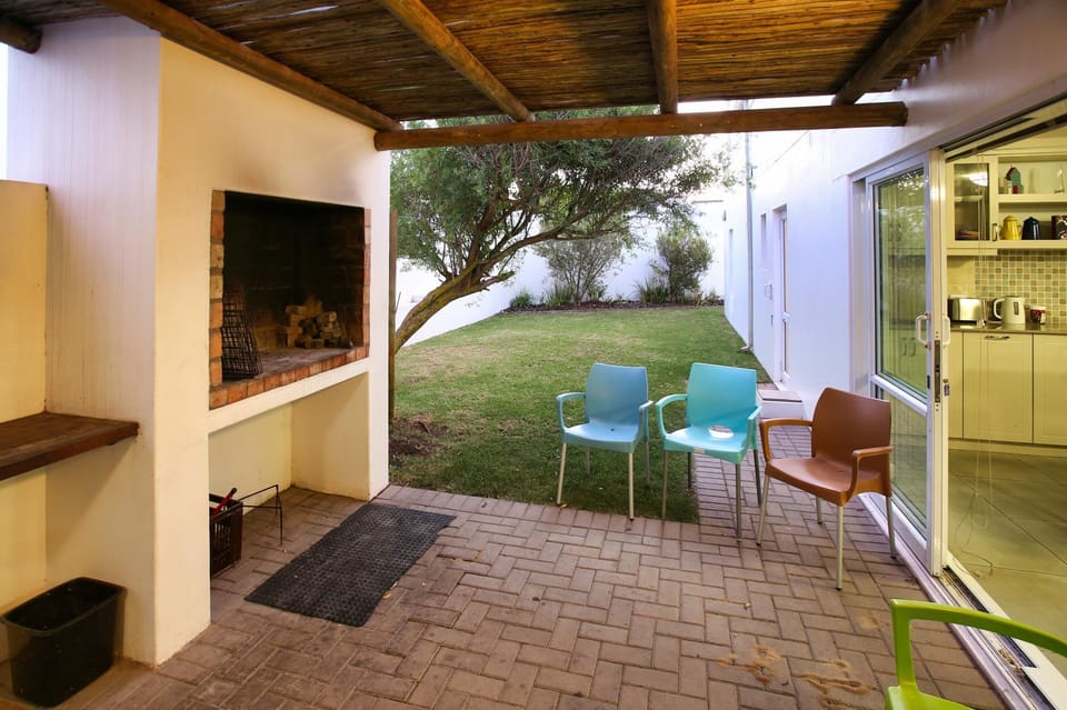 Patio, Garden, Living room, Seating area, Dining area, Evening entertainment, Garden view, fireplace