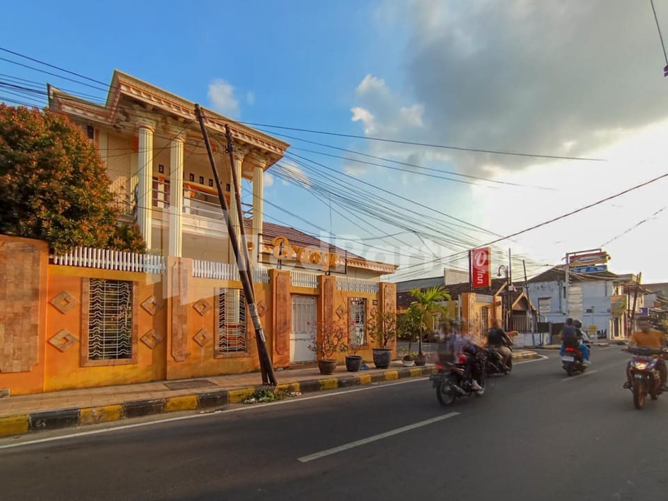 Facade/entrance