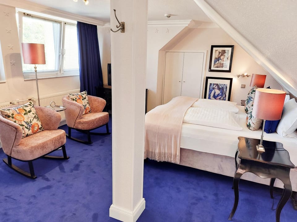 Bed, TV and multimedia, Photo of the whole room, Bedroom
