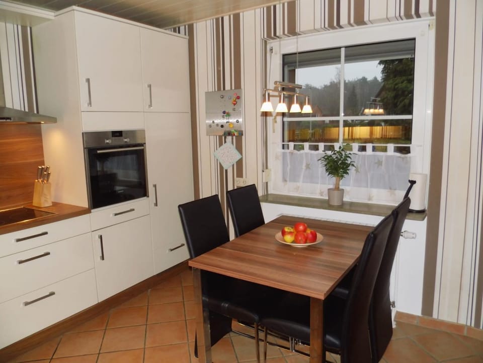 Kitchen or kitchenette, Seating area, Dining area