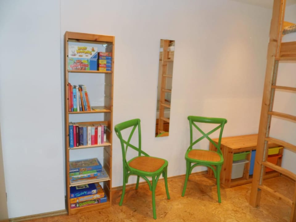 Photo of the whole room, Entertainment, bunk bed