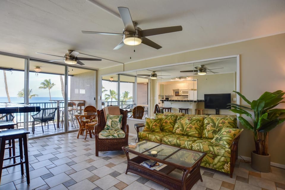 Oceanfront Lahaina Condo w/ Balcony & Pool Access! House in Napili-Honokowai