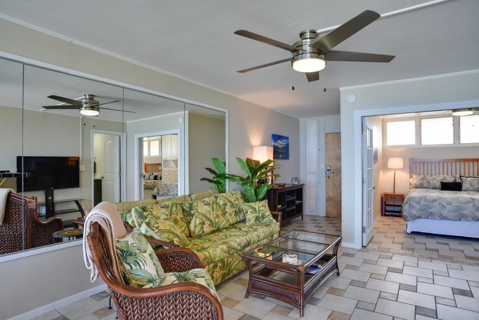 Oceanfront Lahaina Condo w/ Balcony & Pool Access! House in Napili-Honokowai