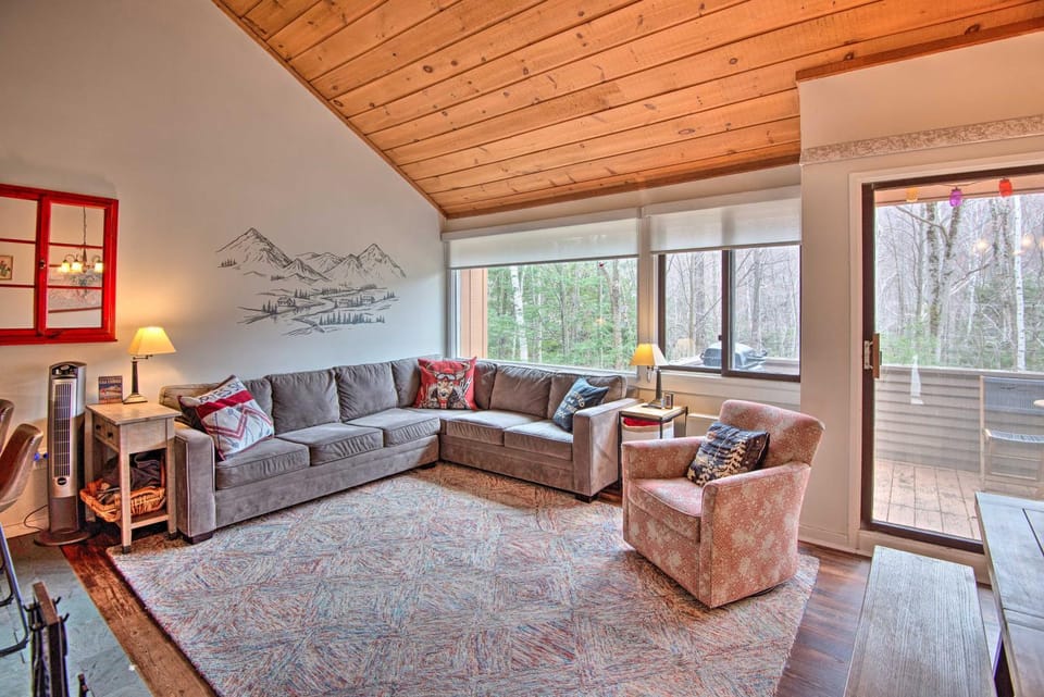 Lincoln Condo w/ Amenities + Shuttle to Loon! House in Lincoln