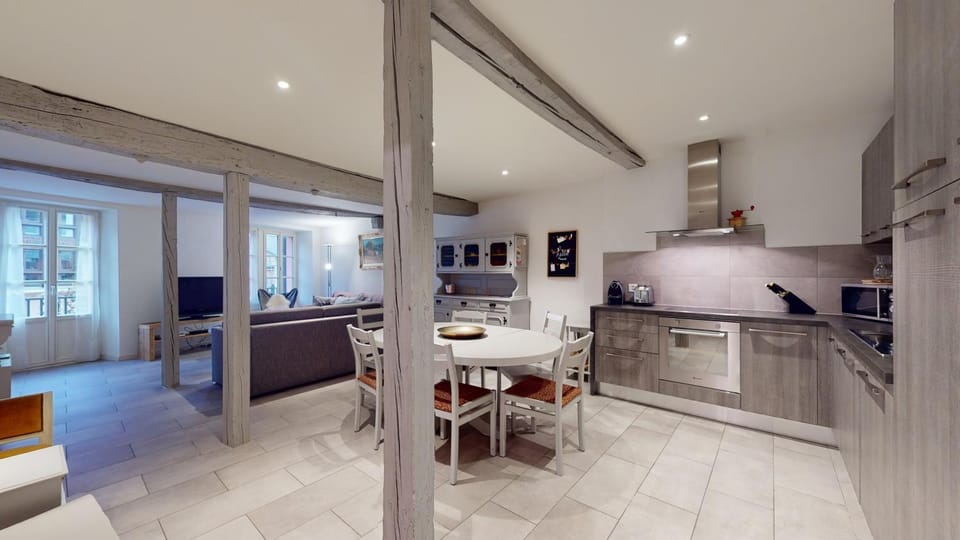 Kitchen or kitchenette, Dining area