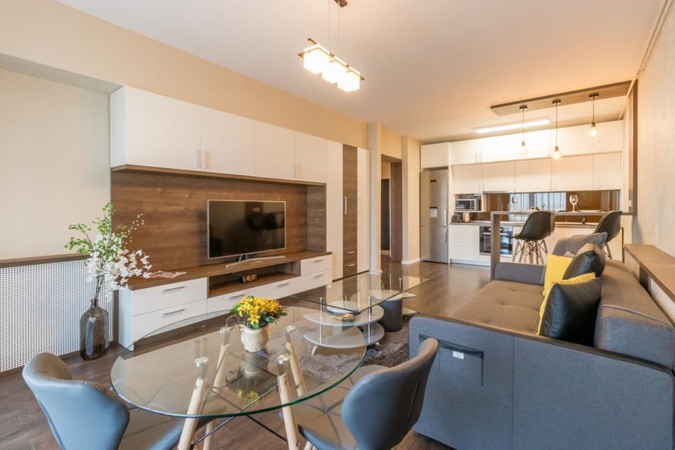 TV and multimedia, Living room, Seating area, Dining area
