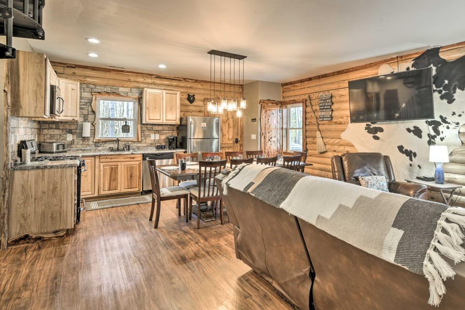 Dock w/ Boat Slip: Cozy Cabin Near Leesville Lake! Cabin in Virginia