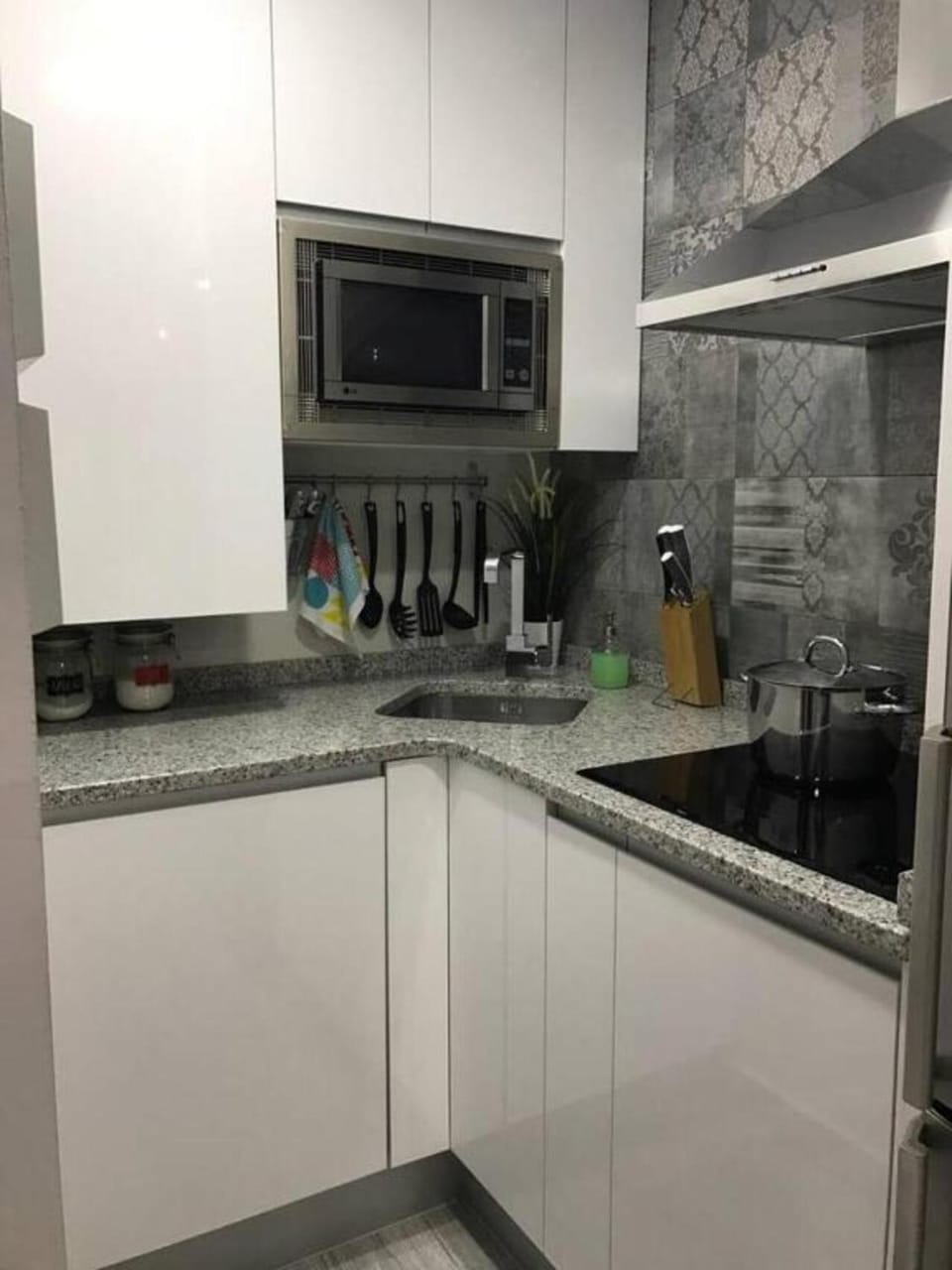 Kitchen or kitchenette, dishwasher, stove