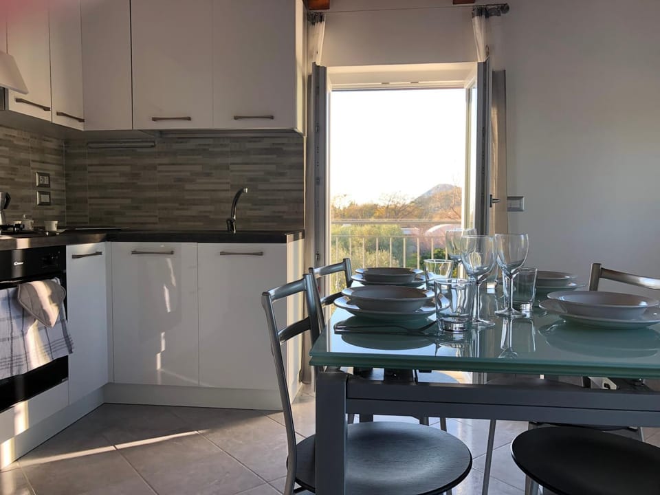 Kitchen or kitchenette, Dining area