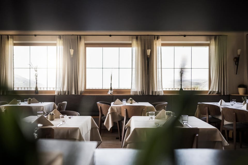 Restaurant/places to eat, Restaurant/places to eat, Banquet/Function facilities